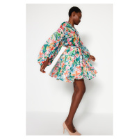 Trendyol vícebarevné květinové vzorované mini šaty s otevřeným pasem, podšívkou a šifónovou tkan