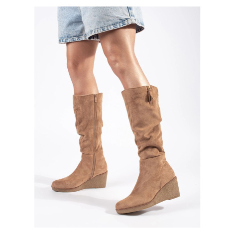 Zajímavé béžové kozačky dámské na klínku