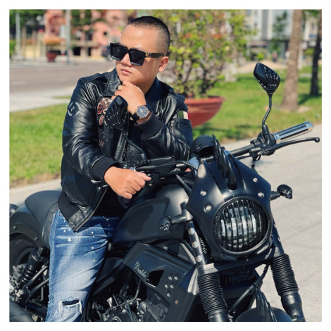Pravá kožená bunda na motorku s kapsami a výšivky