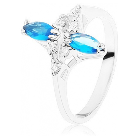 Prsten ve stříbrném odstínu, lesklá zvlněná ramena, modré a čiré zirkony