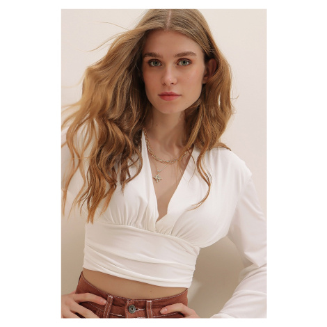 Trend Alaçatı Stili Women's White V-Neck Sandy Crop Top With Smocked Front And Waist
