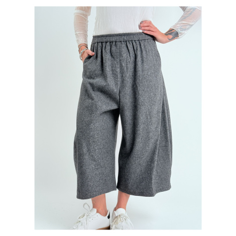 Šedé kalhoty palazzo