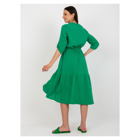 Zelené midi mušelínové šaty OCH BELLA Fashionhunters