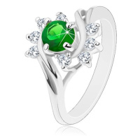 Třpytivý prsten ve stříbrném odstínu, zeleno-čiré zirkony, hladké oblouky