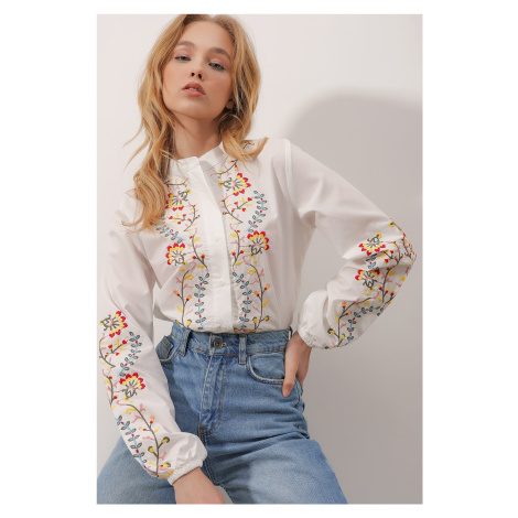 Trend Alaçatı Stili Women's White Stand-Up Collar Poplin Shirt With Embroidered Front And Sleeve