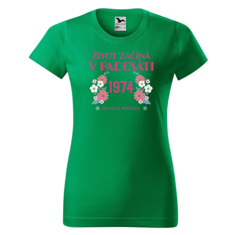 DOBRÝ TRIKO Dámské tričko s potiskem Život začíná v 50 Barva: Středně zelená