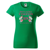 DOBRÝ TRIKO Dámské tričko s potiskem Život začíná v 50 Barva: Středně zelená