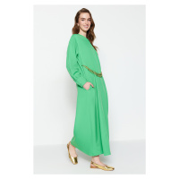 Trendyol zelené večerní šaty z krepu s řetízkovým pasem a řetízkovým páskem, v pohodlném střihu