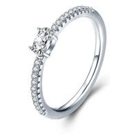 Stříbrný prsten v minimalistickém stylu