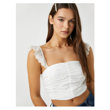 Koton Crop Top s výšivkou, volánkovými ramínky a plisovaným čtvercovým límečkem