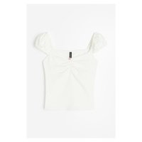 H & M - Top's nabíranými rukávy a pikotkovými lemy - bílá