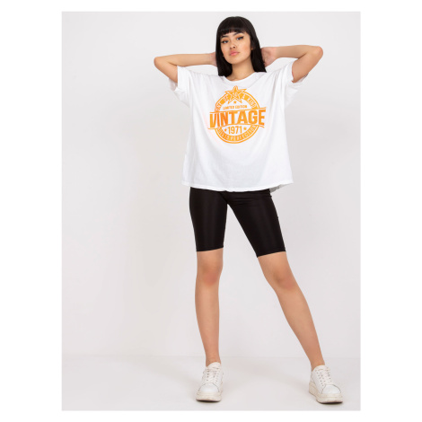 Bílé a oranžové bavlněné tričko s aplikací Fashionhunters