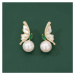 Éternelle Náušnice s bílou perlou a zirkony Catarina - motýl E1438-8B410 Zlatá Bílá
