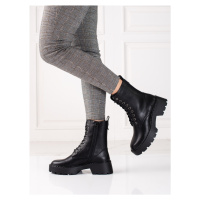 Pohodlné černé dámské kotníčkové boty na plochém podpatku