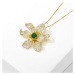Éternelle Luxusní brož se smaragdovým krystalem Juliena - květina B7187-LXT0830H Zlatá