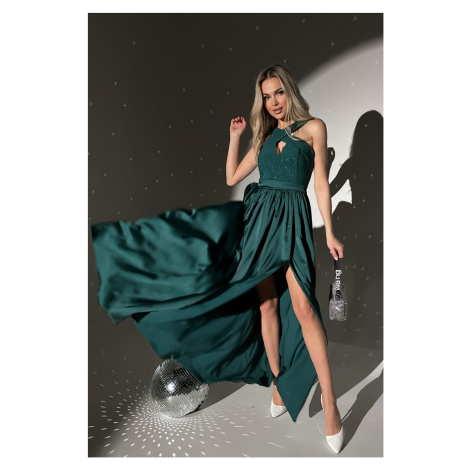 Smaragdové třpytivé šaty se saténovou sukní