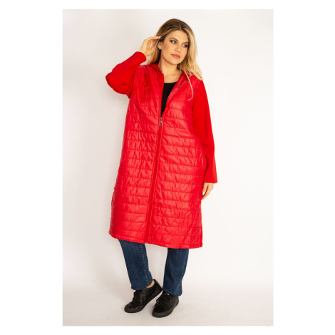 Dámský červený prošívaný kabát s kapucí a zipem ve velikosti plus od značky Şans