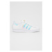 Boty adidas Originals bílá barva, na plochém podpatku, FX7565-WHT/GLDM