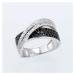 Stříbrný prsten s propletením zdobený černými a bílými zirkony