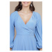 Světle modré asymetrické šaty s dlouhými rukávy