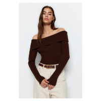 Trendyol Brown Super Crop Carmen Collar Pletený svetr