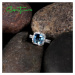 Stříbrný prsten s hranatým modrým kamenem