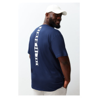 Trendyol Plus Size námořnicky modré tričko s pohodlným střihem a textovým potiskem na zádech, 10