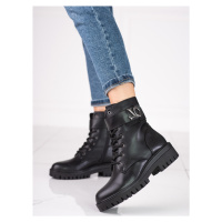 Pohodlné dámské černé kotníčkové boty na plochém podpatku