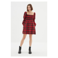 Trendyol Red Mini Gipe Detailní tkané šaty se čtvercovým límcem