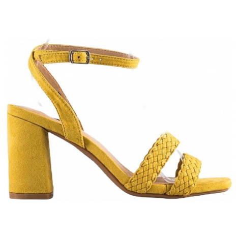 žluté semišové sandálky na sloupku