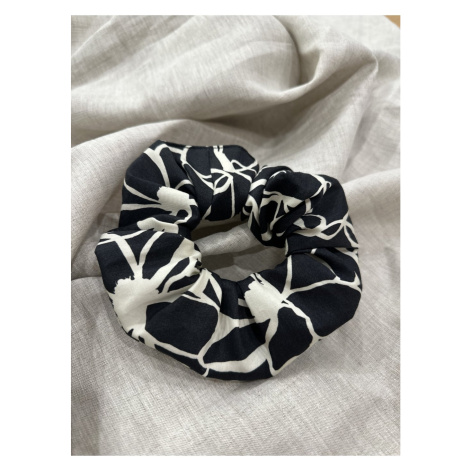 Bavlněná scrunchie černobílé květy