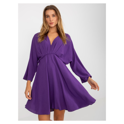 Tmavě fialové vzdušné šaty s výstřihem od Zayna Fashionhunters