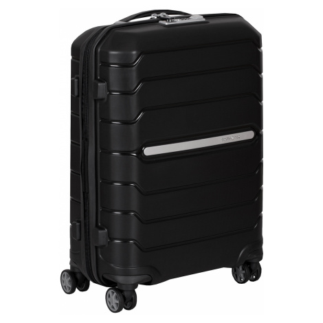 Černý cestovní kufr na kolečkách