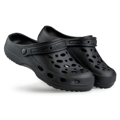 Černé pantofle Crocs na zahradu