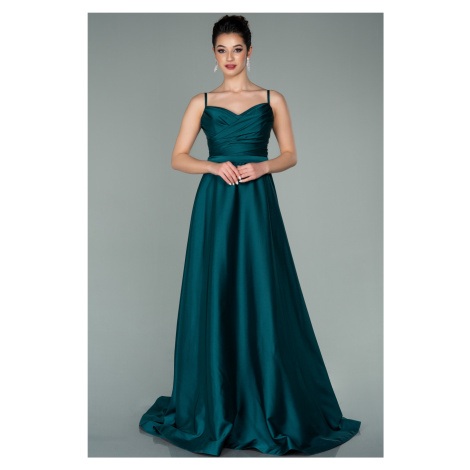 Smaragdové saténové šaty na ramínka
