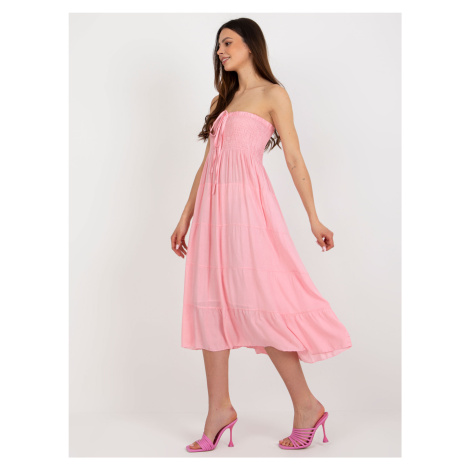 Světle růžové midi šaty s volánkem a vázačkou Fashionhunters