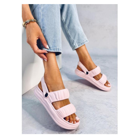 Růžové pěnové sandály