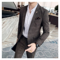 Kvalitní pánský oblek pleteného vzhledu s broží