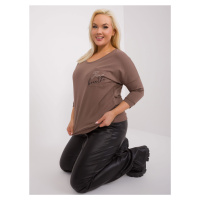 Hnědá ležérní halenka plus size s nápisem