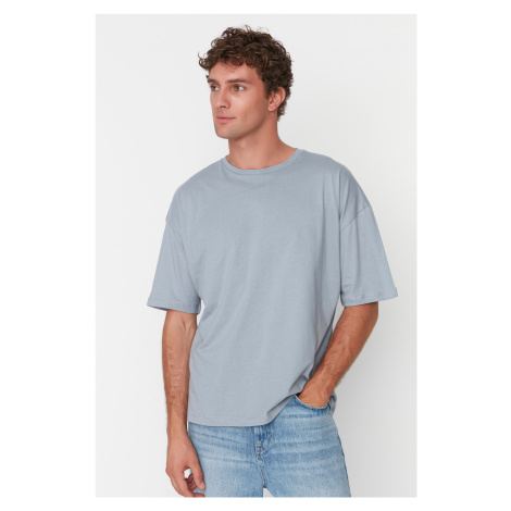 Trendyol šedá Základní tričko s krátkým rukávem ze 100% bavlny Tričko s krátkým rukávem a výstři