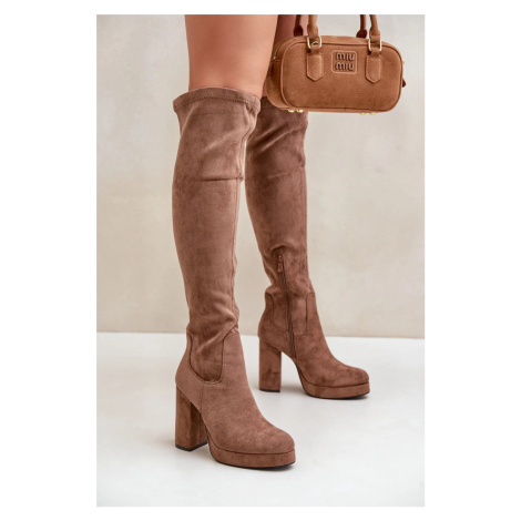 Kozačky na podpatku a platformě s vysokou holenní částí nad koleno, z eko semiše, tmavě béžové Z Kesi