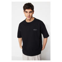 Trendyol Černé oversize tričko se 100% bavlnou s minimálním textovým potiskem