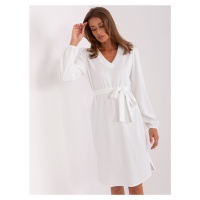 Bílé mini šaty s V výstřihem a páskem -LK-SK-509255,96-bílé Bílá