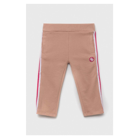 Dětské bavlněné kalhoty Guess růžová barva, s aplikací