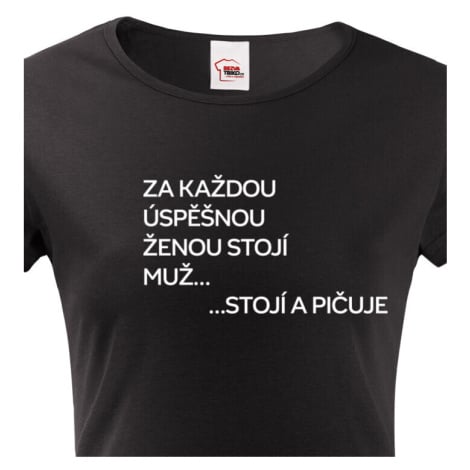 Vtipné dámské tričko s nápisem Za každou úspěšnou ženou stojí muž BezvaTriko