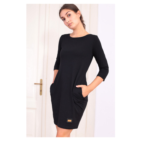 Jednobarevné krátké šaty