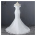 Elegantní šaty na svatbu s vlečkou a odhalenými rameny