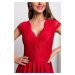 Červené asymetrické šaty s krajkou a krátkými rukávy