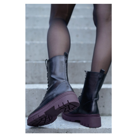 Černo-fialové šněrovací kotníkové boty 2-25703 Marco Tozzi