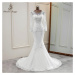 Svatební šaty pro nevěstu s dlouhými krajkovými detaily
